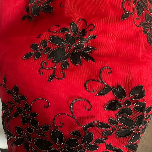 Spaghetti strapped red dress - Picture 4 of 6